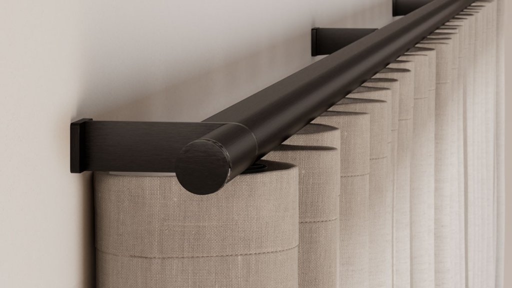 Cortina de tela tipo ripple fold colgada de un riel automatizado negro con el motor oculto dentro de la barra