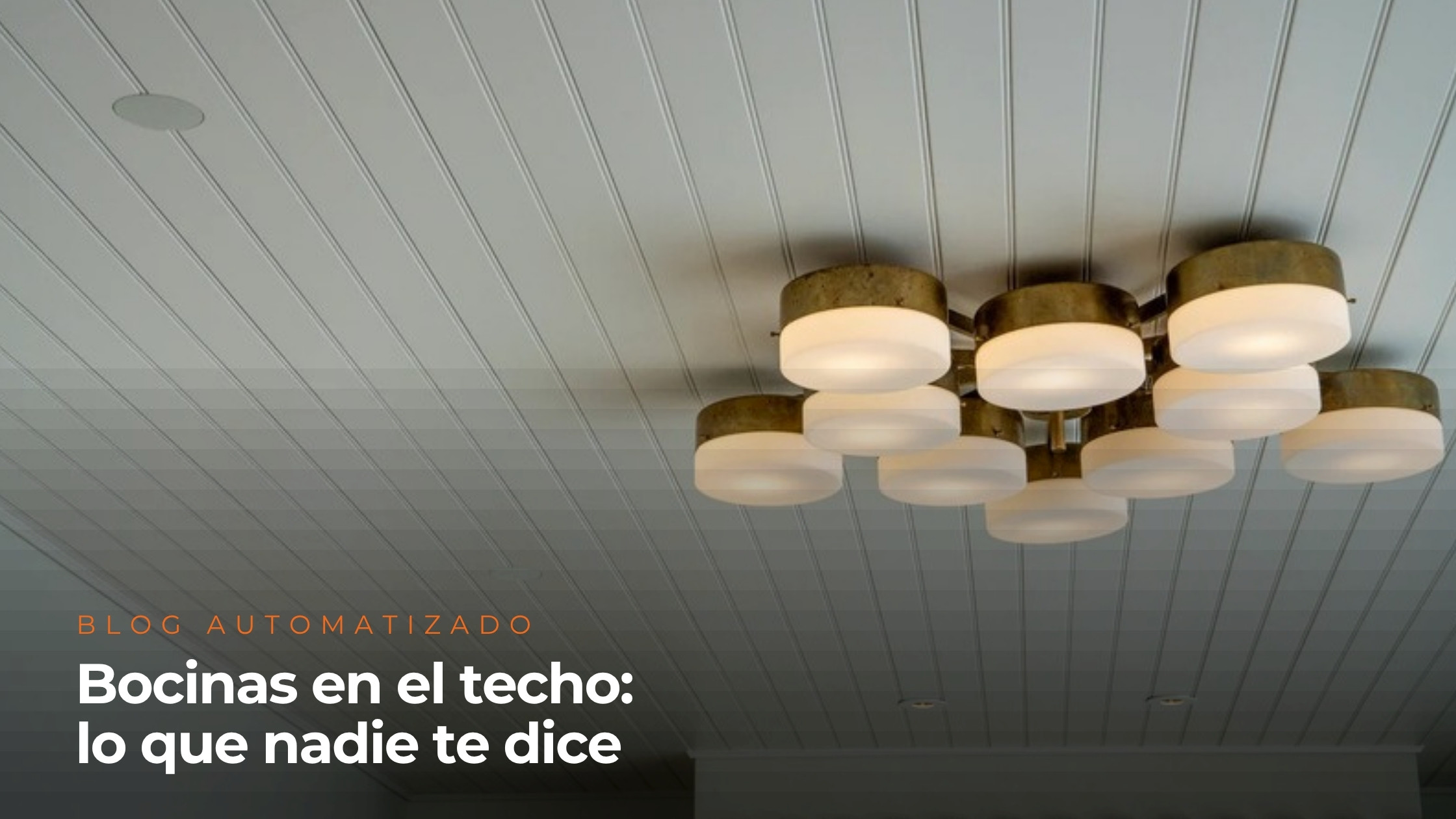 Bocinas en el techo: lo que nadie te dice, techo de madera blanca con bocinas empotradas sin borde y lámpara de latón