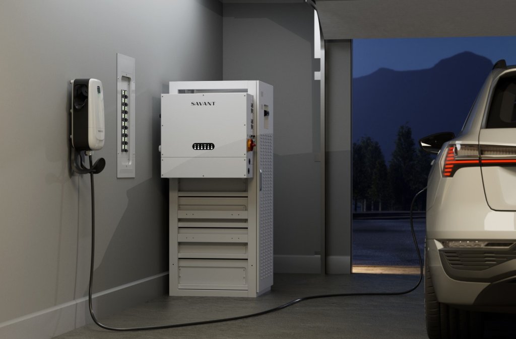 Sistema de baterías para el hogar junto al panel eléctrico en un garaje, respaldo eléctrico para casa inteligente