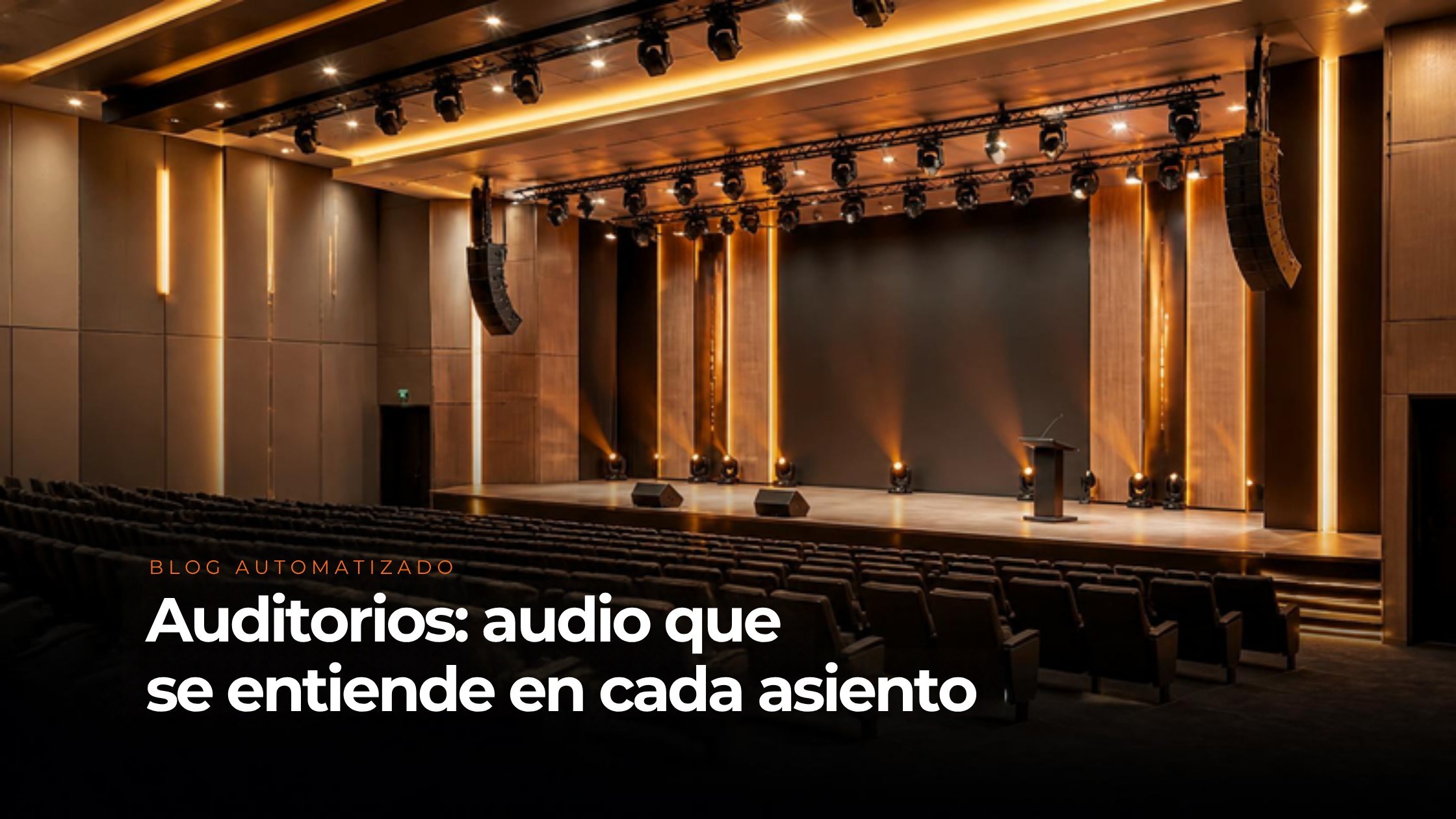 Sonido para auditorios: auditorio moderno con escenario iluminado, line arrays y butacas en luz cálida