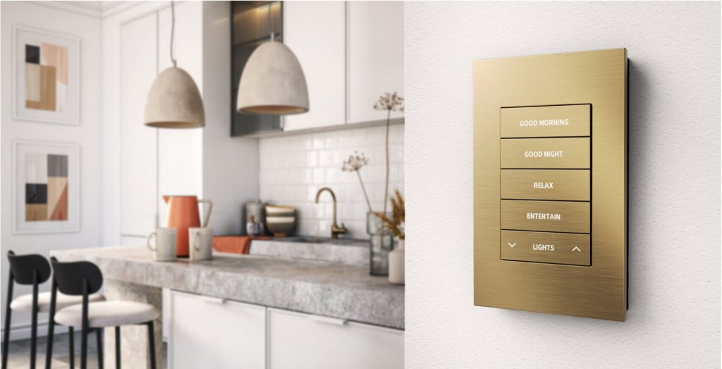 Teclado domótico dorado con escenas Good Morning, Good Night, Relax y Entertain junto a una cocina moderna