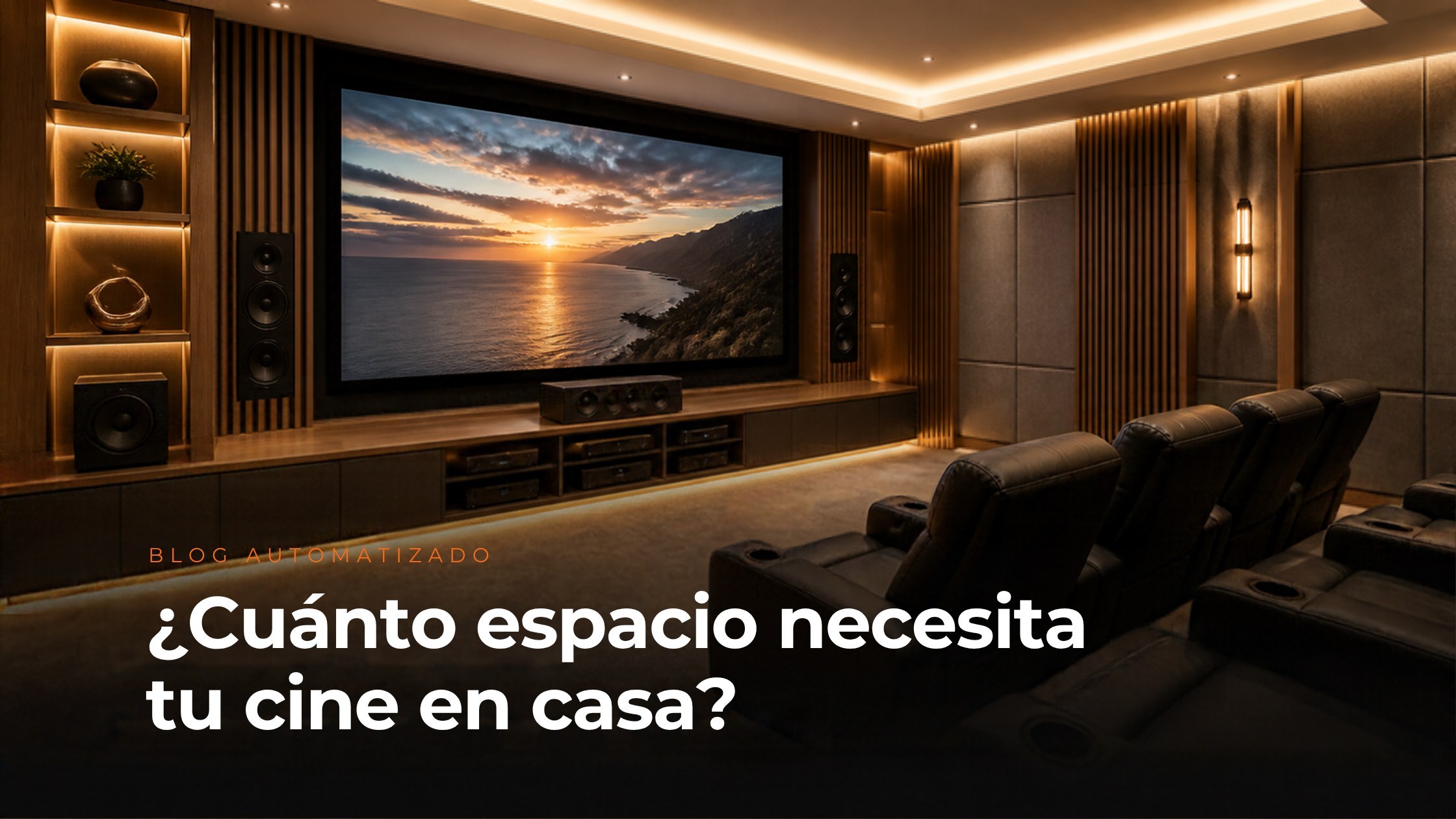 Medidas para un cine en casa: sala con pantalla grande, butacas de cuero y luz cálida indirecta